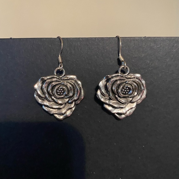 Silver dangle heart rose earrings - Picture 3 of 3